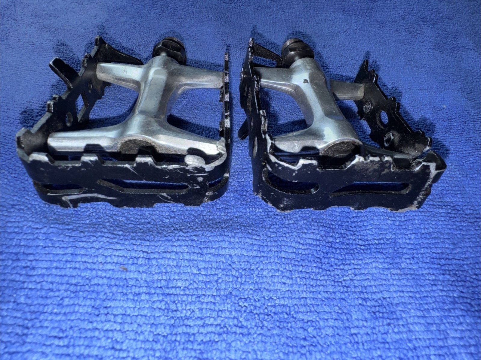 ODYSSEY SVELTE PEDALS 9/16 BLACK USED FOR PARTS ONLY RIGHT CAGE BROKEN LEFT OK