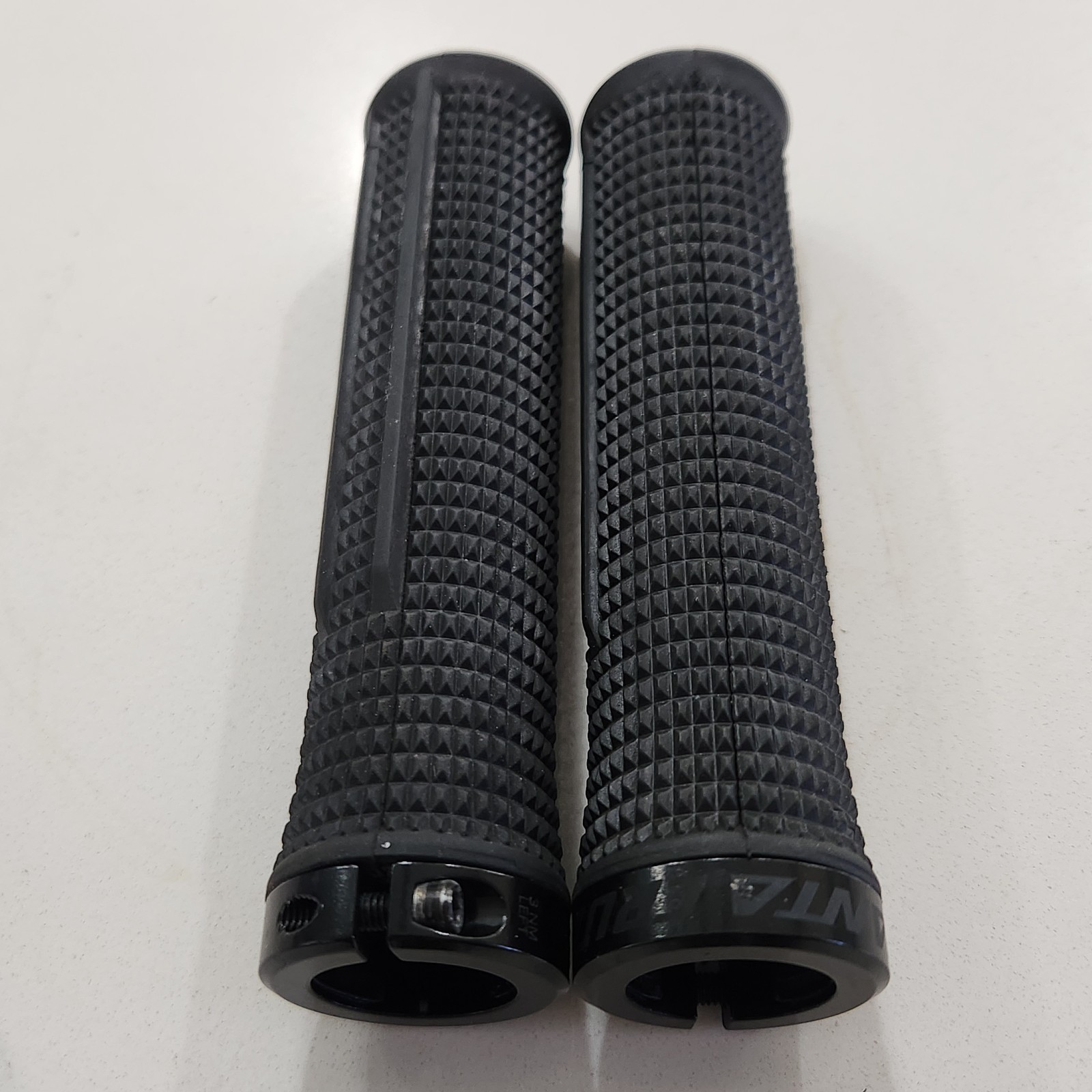Santa Cruz Bicycles House Lock-On Grips Mountain Bike Bmx Oem Nice!
