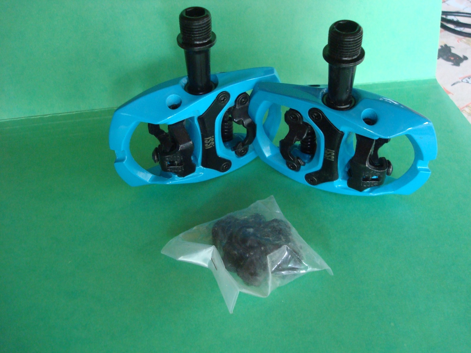 iSSi Trail II Clipless SPD Pedal- Dual Sided Bright Teal with cleats