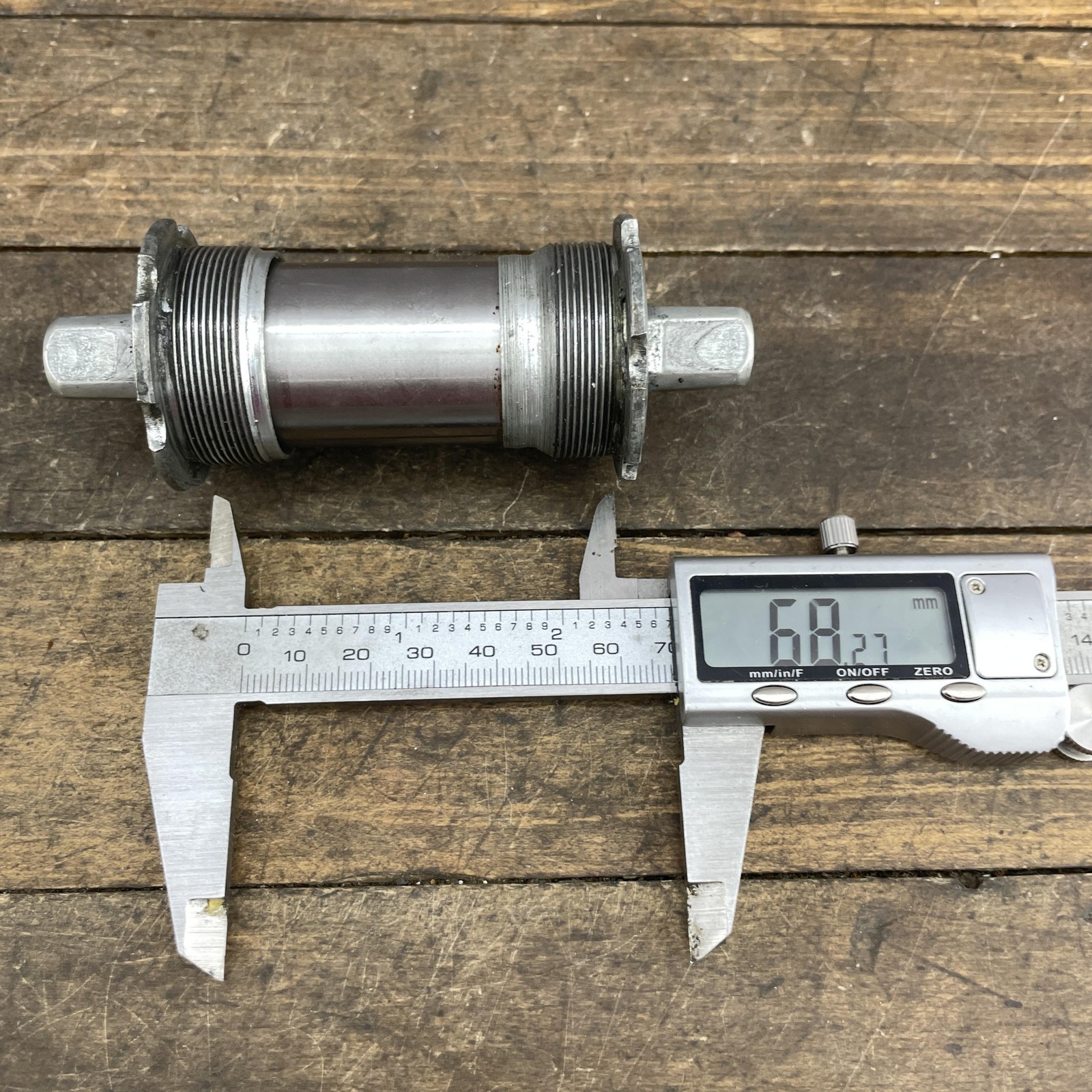 VIntage Campagnolo Bottom Bracket BSA 1.370×24 Square Taper 111 mm English 68