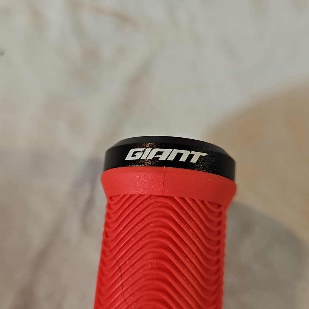 NIB Giant Tactal Pro Single Lock On Grips 132mm Wide on design 35 mm diameter
