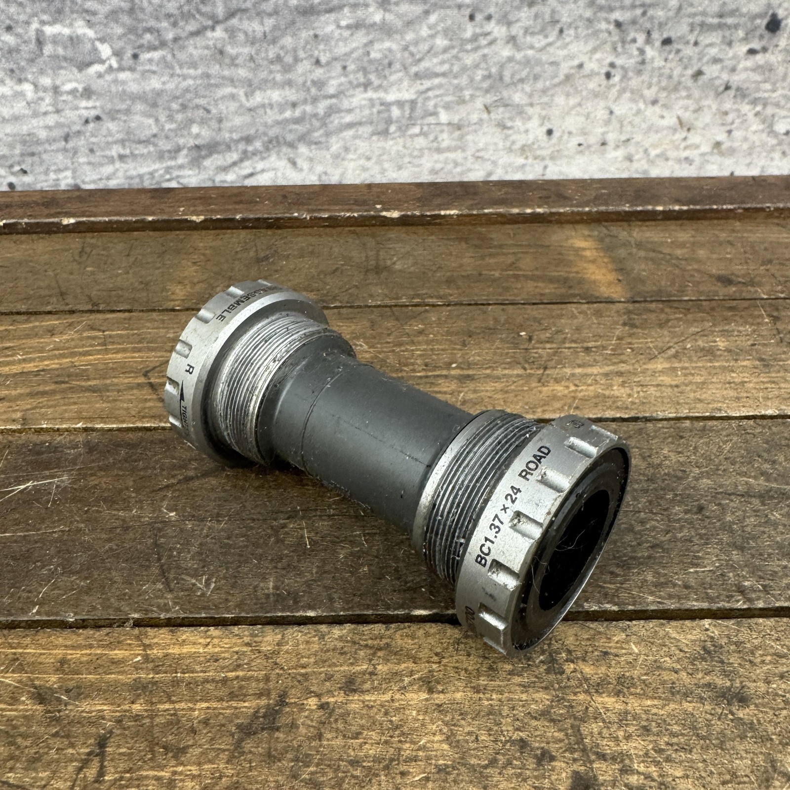 Shimano SM-BB5700 Bottom Bracket 68mm BSA 1.37x24T Road Hollowtech II Silver