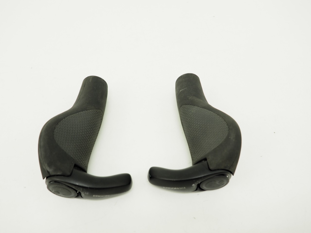 Ergon GC2 Bicycle Grips Lock-On with Bar Plugs Black/Gray – Good Condition