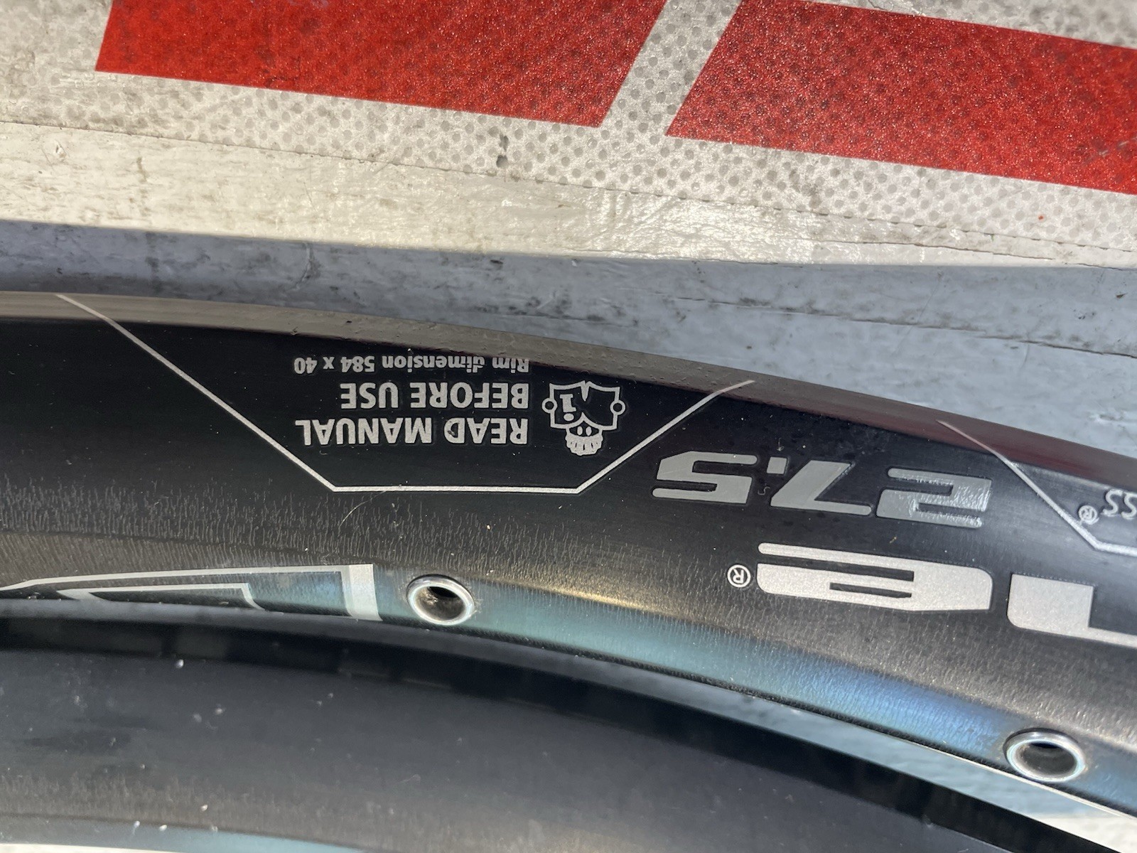 DT Swiss R 470 27.5 Aluminum Clincher/ tubeless Rim mm wide Black Presta
