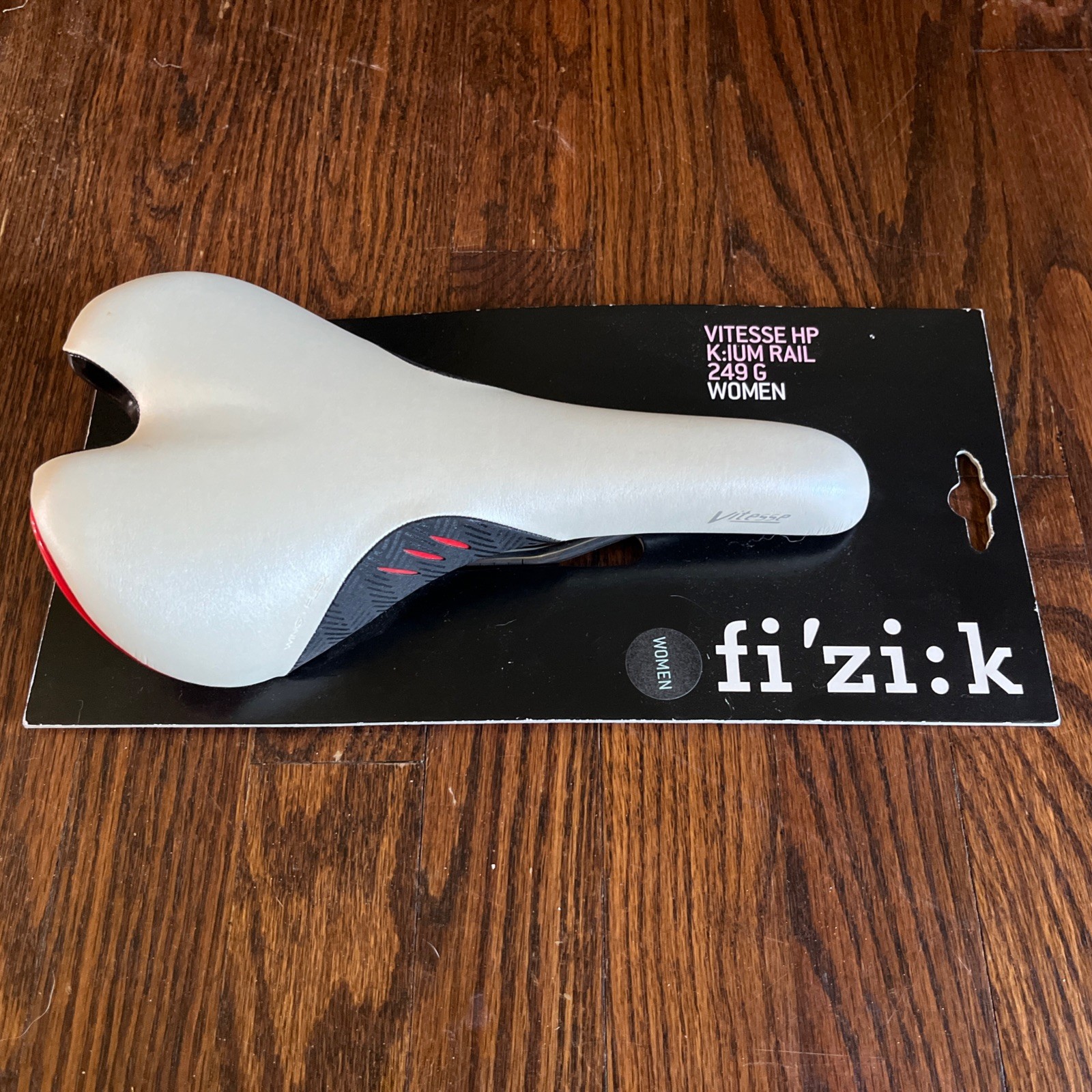 New Fizik Women’s Vitesse HP K:ium Rail Pearl White/Black/Red Saddle