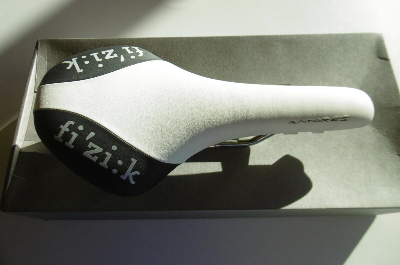 Fizik Antares Kium Saddle 185g Handmade In Italy Black/White New