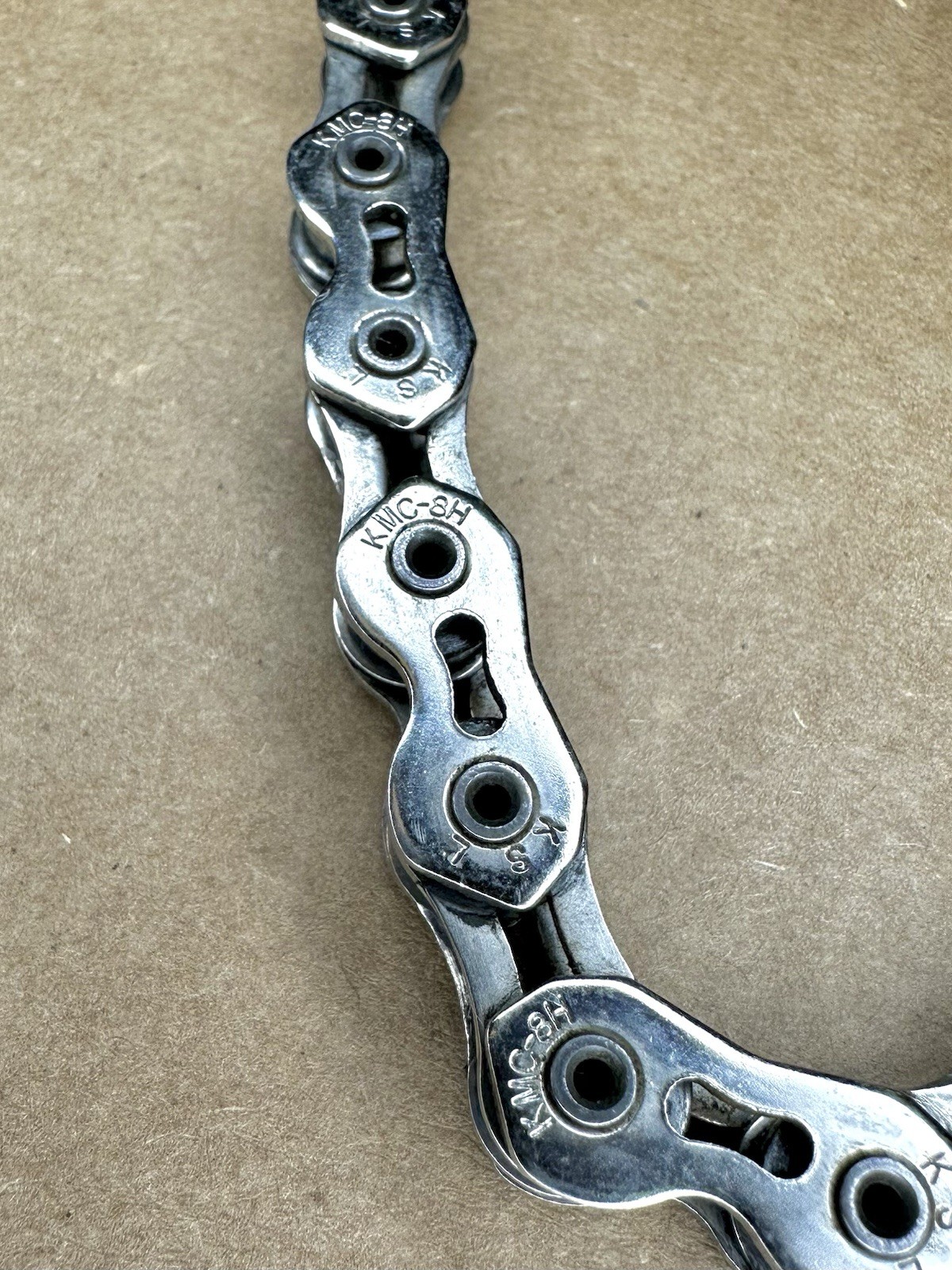 Classic Era BMX KMC Super Light Hollow Chain 8H KSL – 1/2” x 1/8”