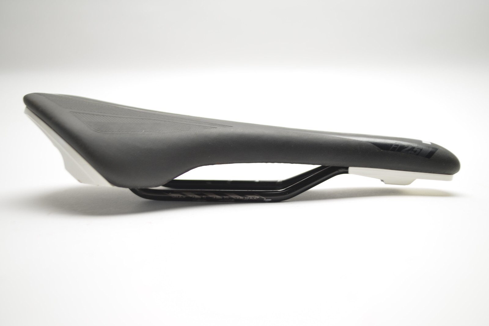 SYNCROS ERGOPTIMIZED MENS ROAD BICYCLE COMFORT SEAT SADDLE 285 MM X 137 MM