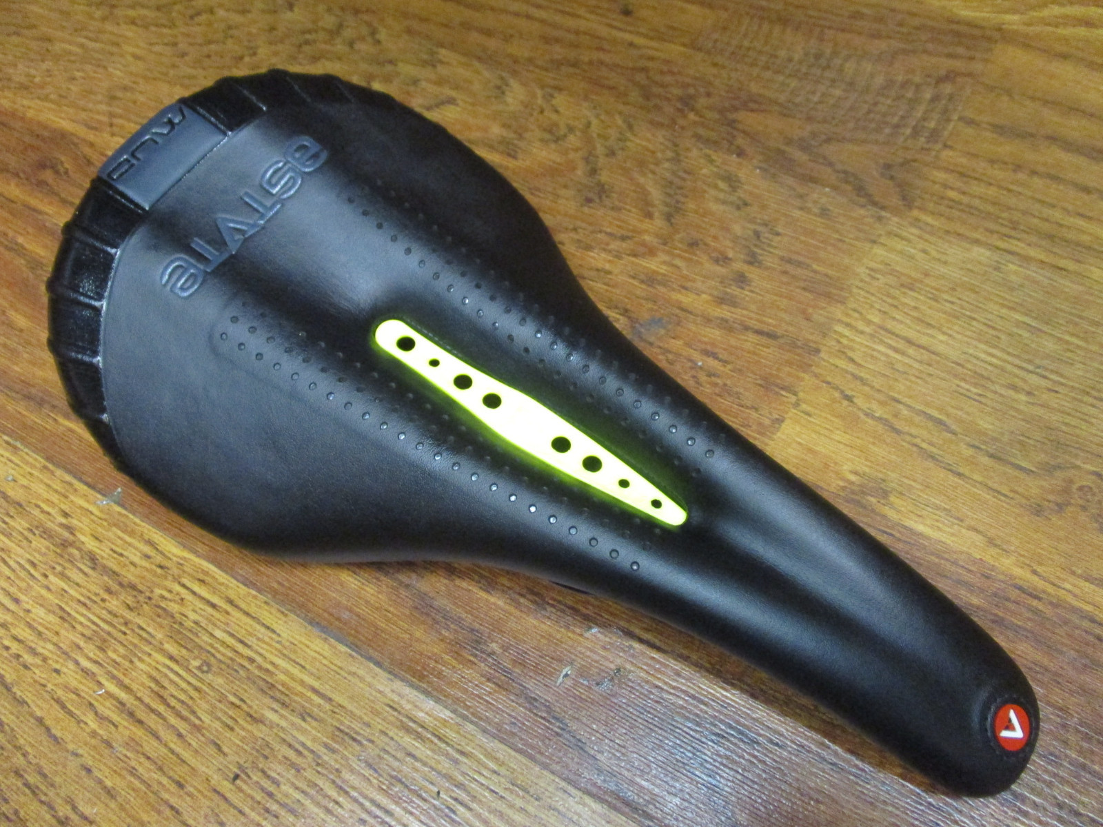 ASTUTE STAR TIANIUM RAILED ROAD RACING SADDLE 130