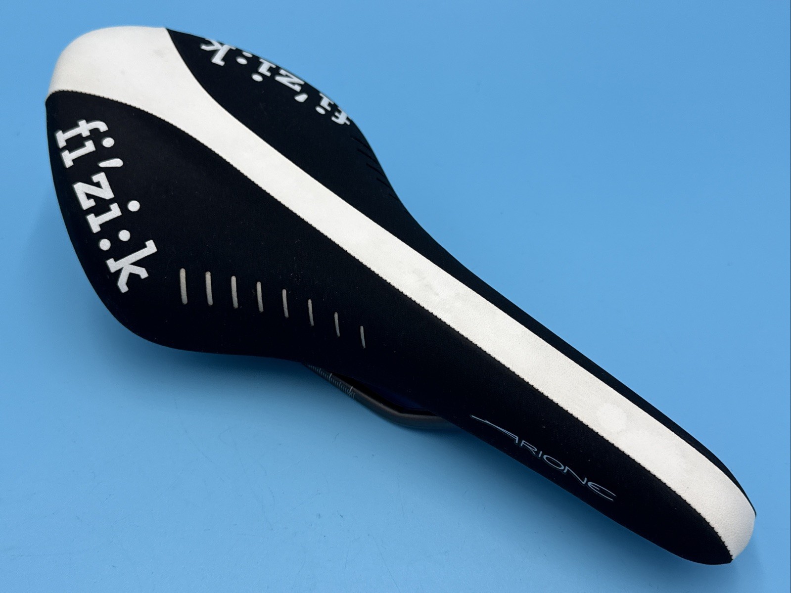 OG fi:zi’k ARIONE 2013 Manganese Rail Black & White Saddle NEW from NEW BIKE!