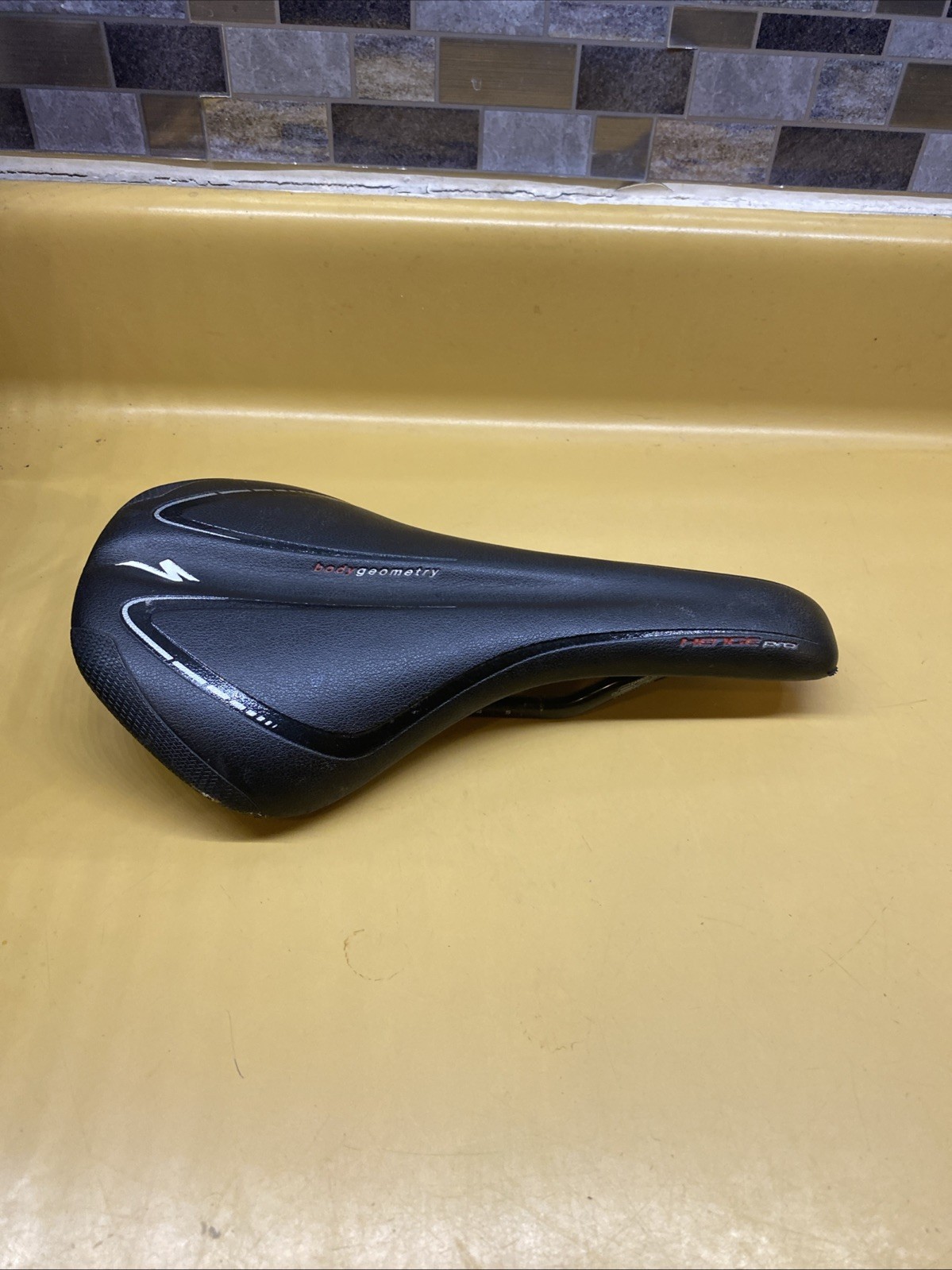 Black Specialized Henge Pro Carbon Body Geometry 260m X 159mm Carbon Rail Saddle