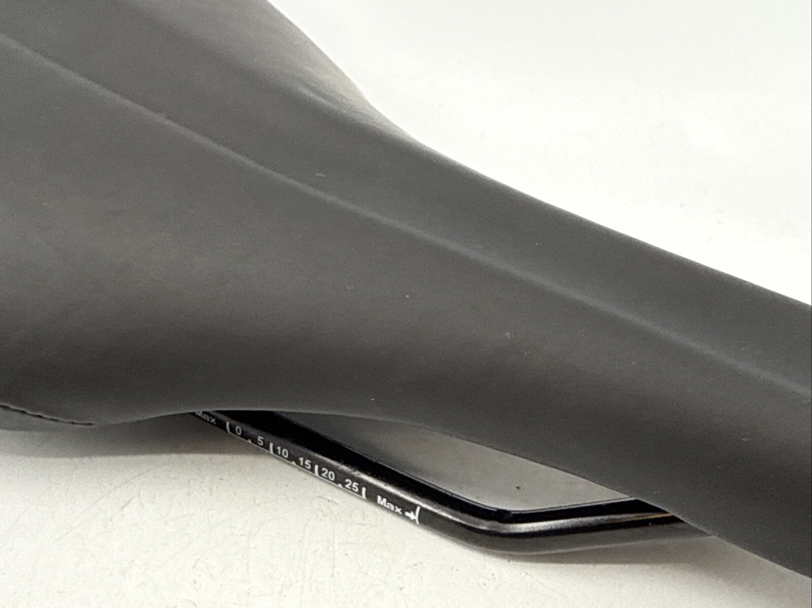 SDG FALCON 280mm x 140mm Steel Rail Black & White Saddle NEW BIKE TAKE-OFF
