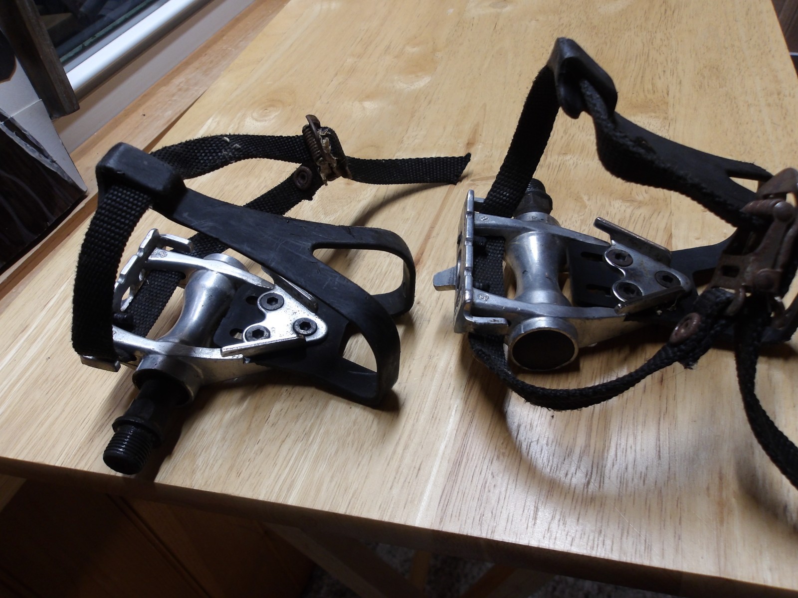 Wellgo LU-209 Road Bike Aluminum 9/16″ Toe Clip Pedals – Silver