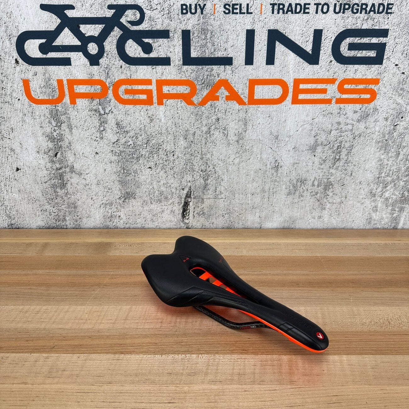 Low Mile! Astute Sky Lite 3.0 7x9mm Carbon Rails 135mm Bike Saddle 196g