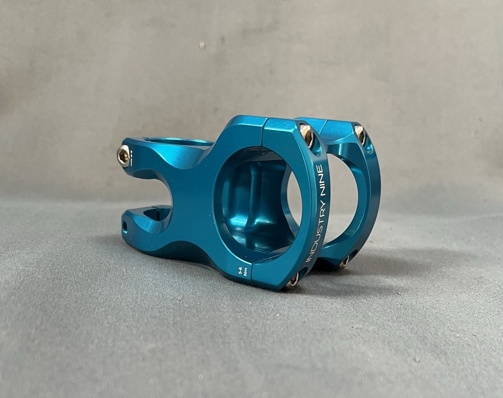 Industry Nine A35 Stem 50mm 1 1/8″ 35mm Clamp +/- 7° Rise Turquoise 156g