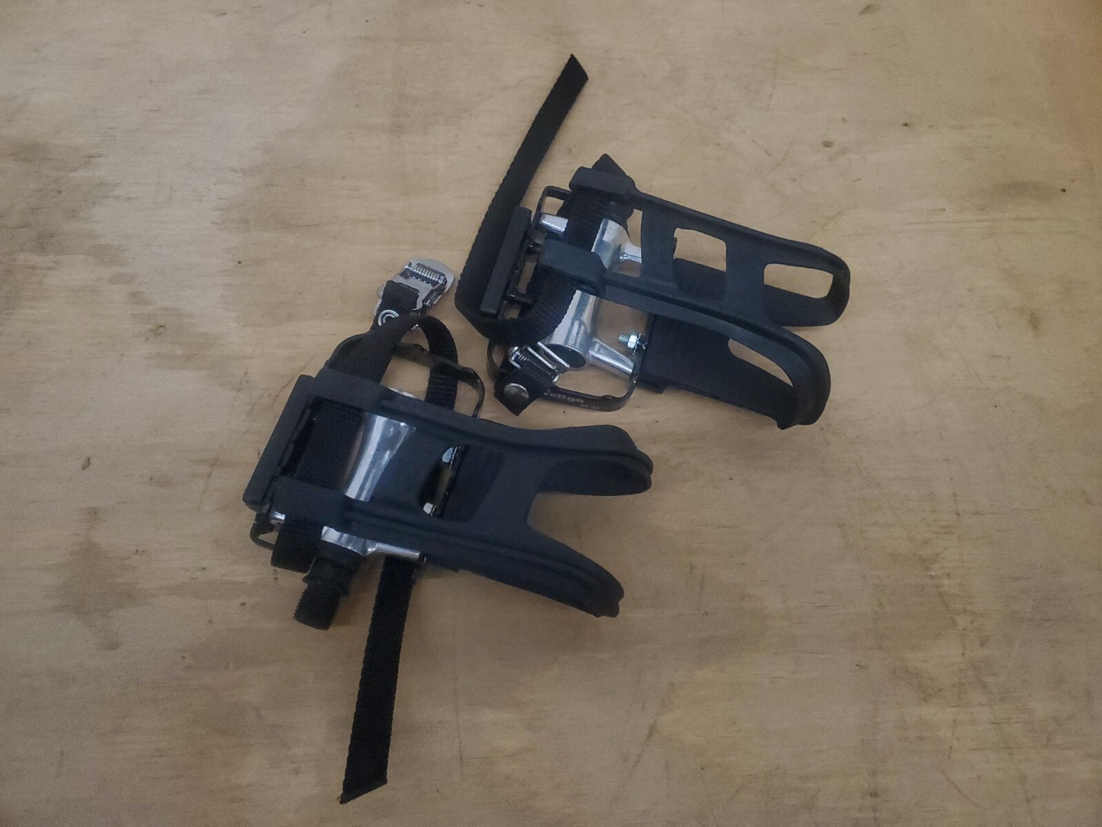 Bicycle Platform Pedals with Plastic Toe Clips and Straps (9/16″)