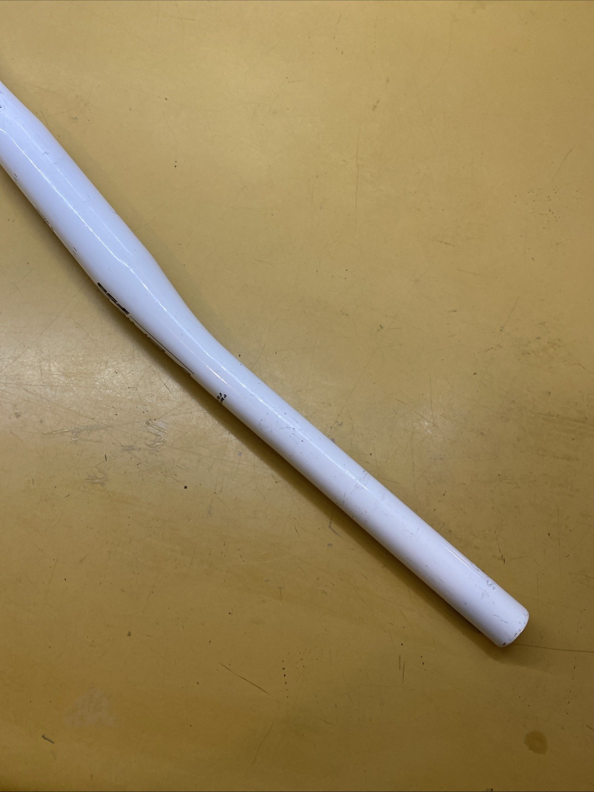 White FSA V-Drive Aluminum 600mm x 9* x 4* x 31.8 Flat Handlebar