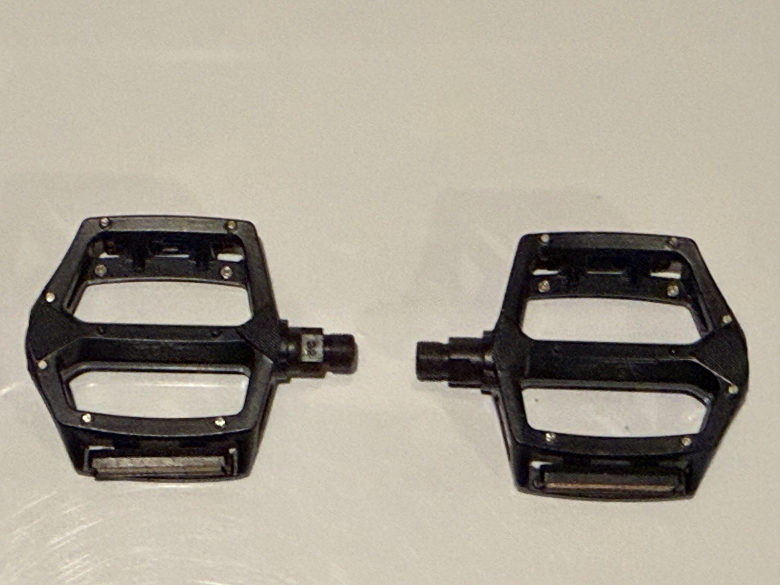 2x Wellgo Black Flat/Platform Bike Pedals. 9/16” Spindle. Never Ridden.