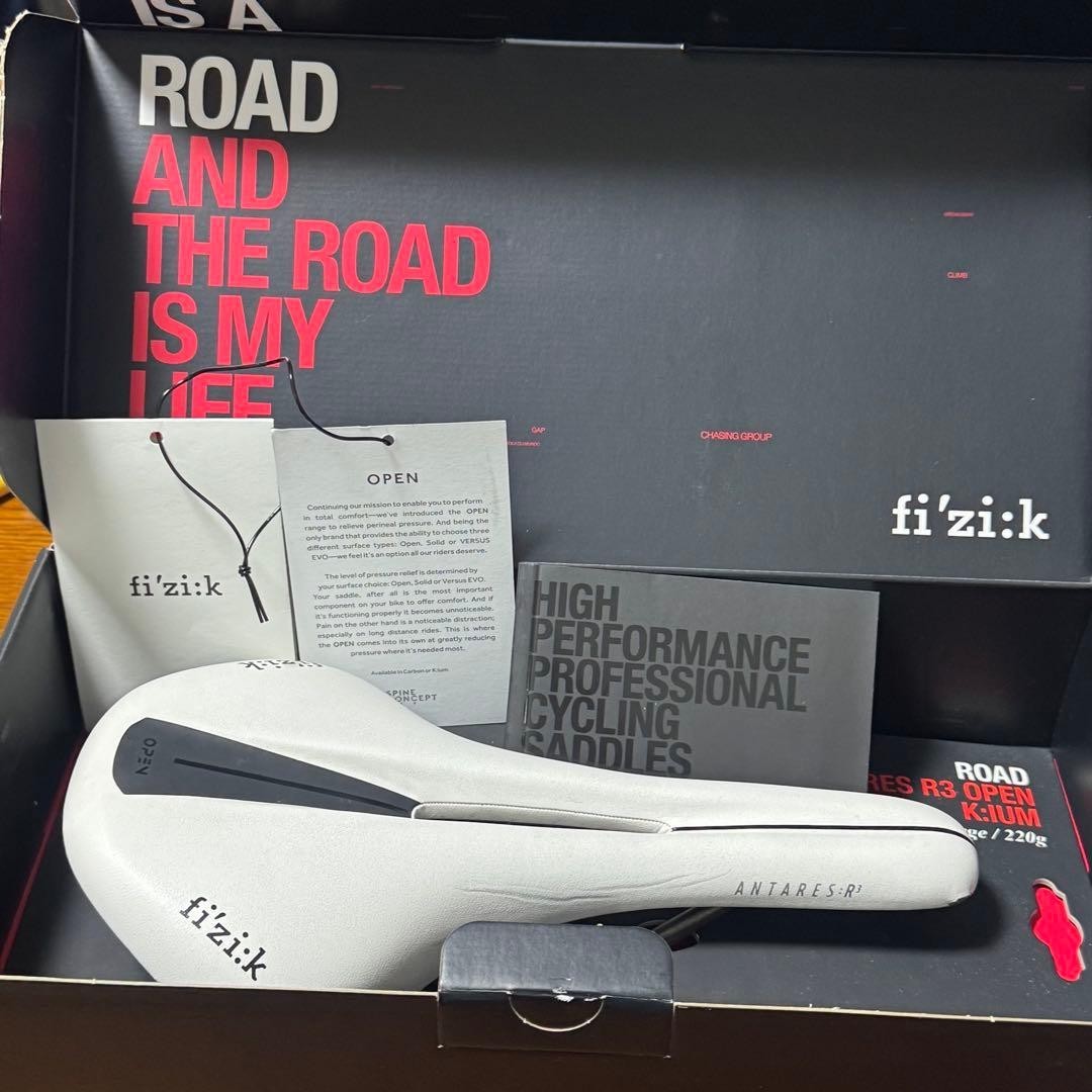 fi’zi:k Antares R3 Open Road Bike Saddle White 220g Kium Cut-Out Italy USED
