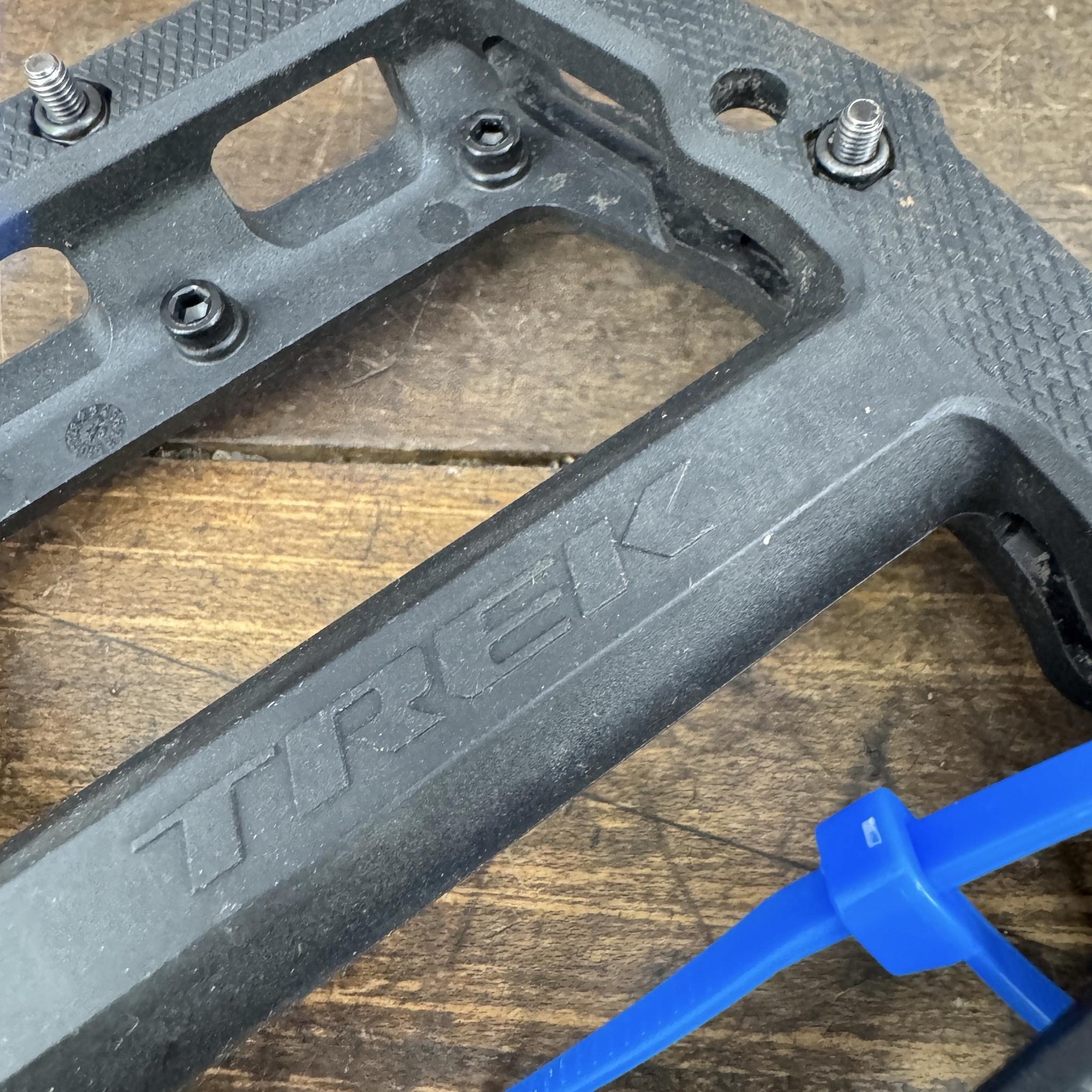 Trek Line Elite Bike Pedals 9/16 Black Pair Pinned MTB Flat Trail DH Platform