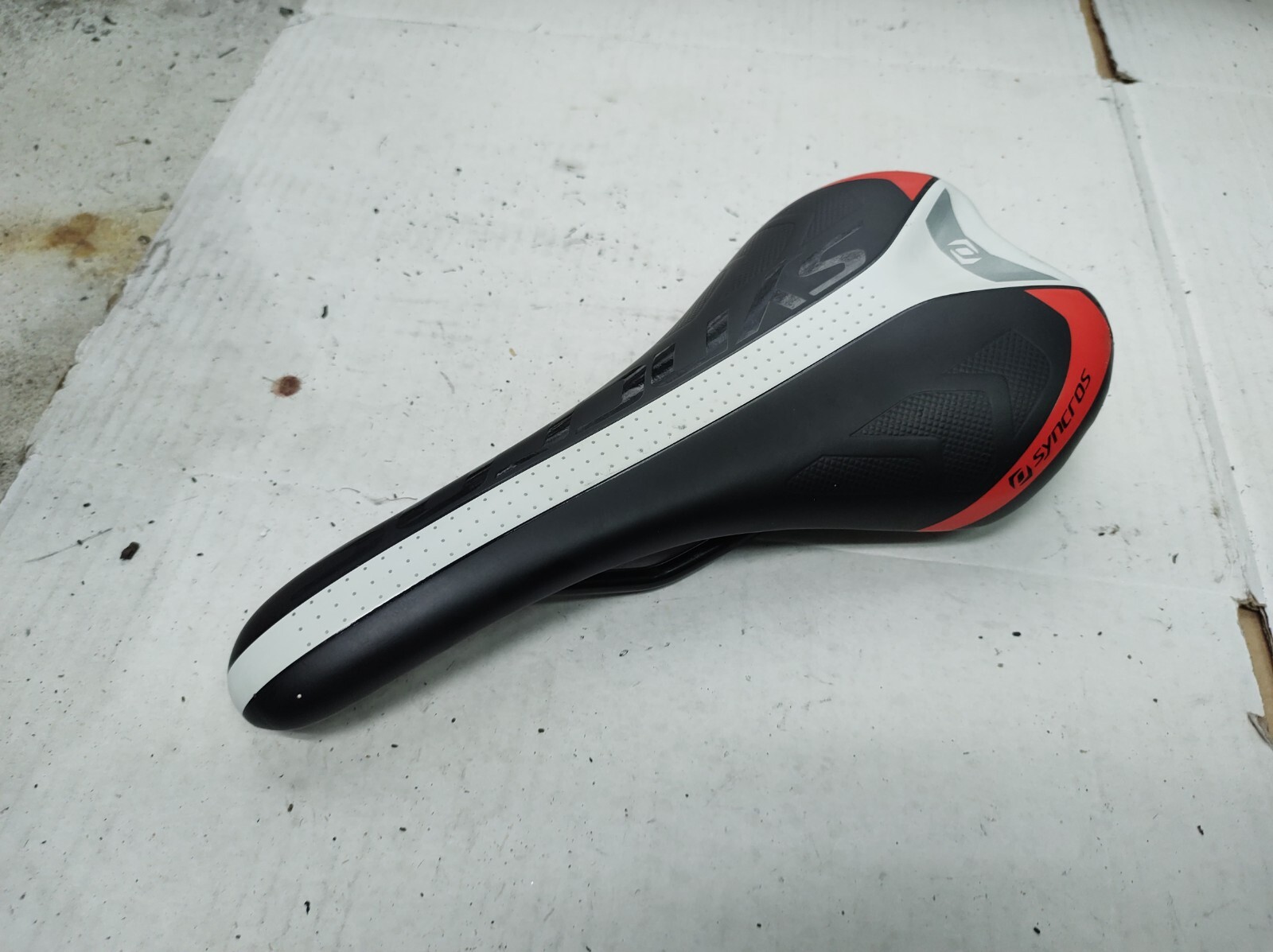 Syncros red/white saddle. 257 grams
