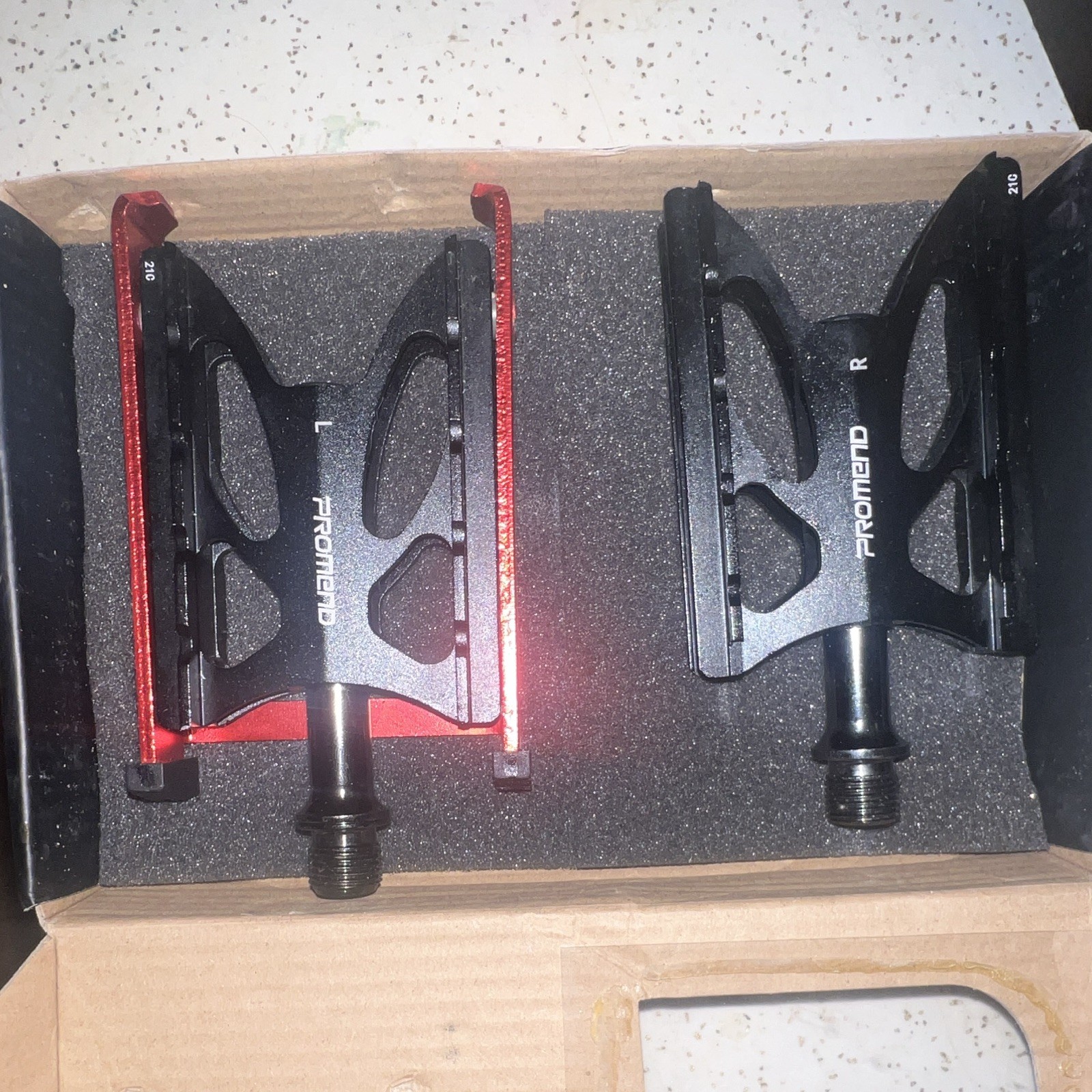 PROMEND U12 Flat Platform Bicycle Pedals Sealed Bearings 9/16in Black/Red