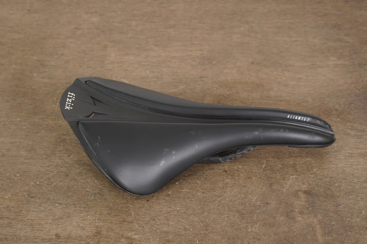 148mm (Large) Fizik Aliante Versus Evo R1 Carbon Rail Road Saddle 184g