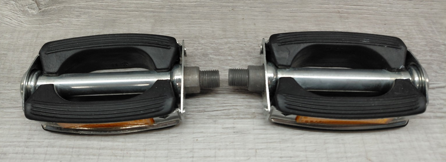 Vintage 70’s Schwinn Approved Bow Pedals 1/2″ With Reflectors Made in Germany