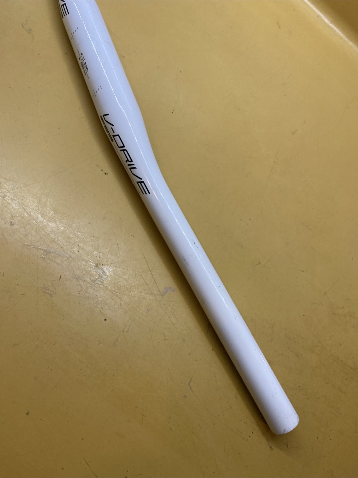 White FSA V-Drive Aluminum 600mm x 9* x 4* x 31.8 Flat Handlebar