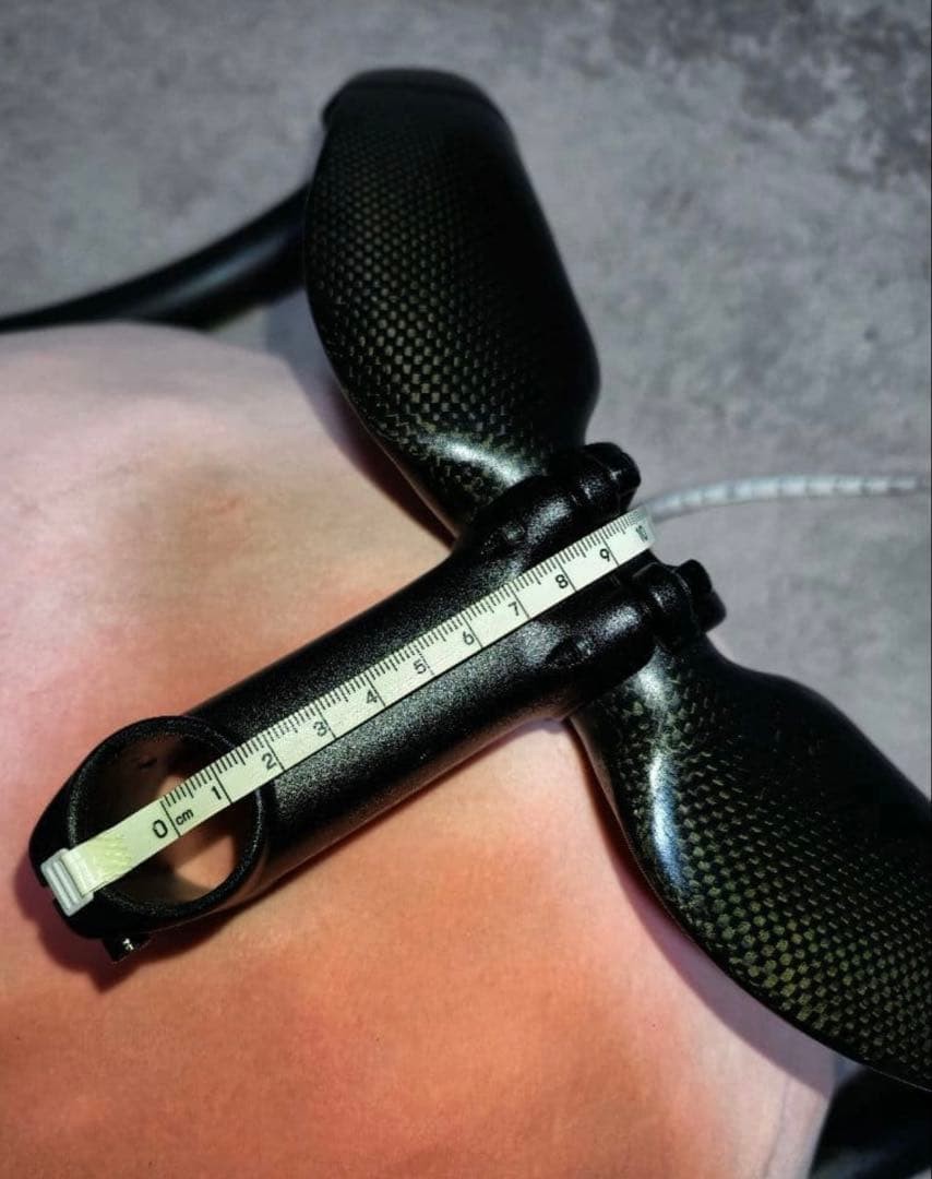 Carbon aero handle (width approx. 400mm), aluminum stem 90mm