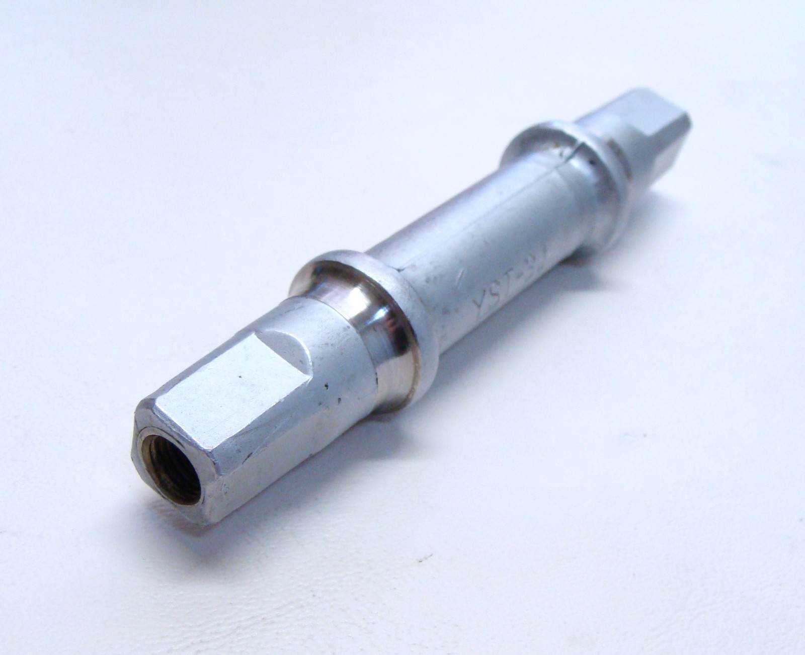 ~ NOS YST Road Bike CroMo Three Piece Bottom Bracket Axle Spindle 113.5mm 3J ~
