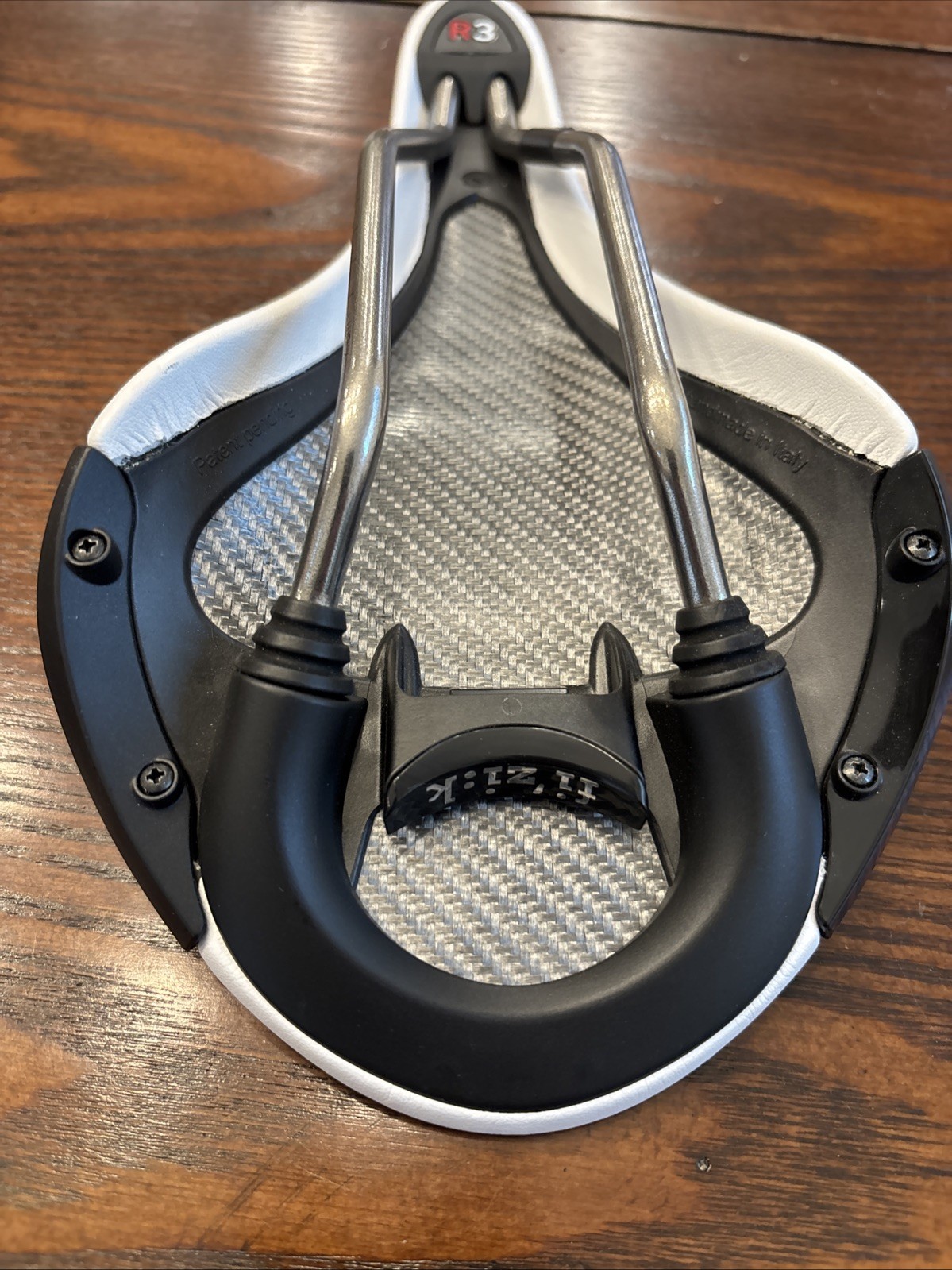Fizik Fi’zi:k Aliante R3 Carbon Kium Rail Road Bike Saddle 140mm – Excellent