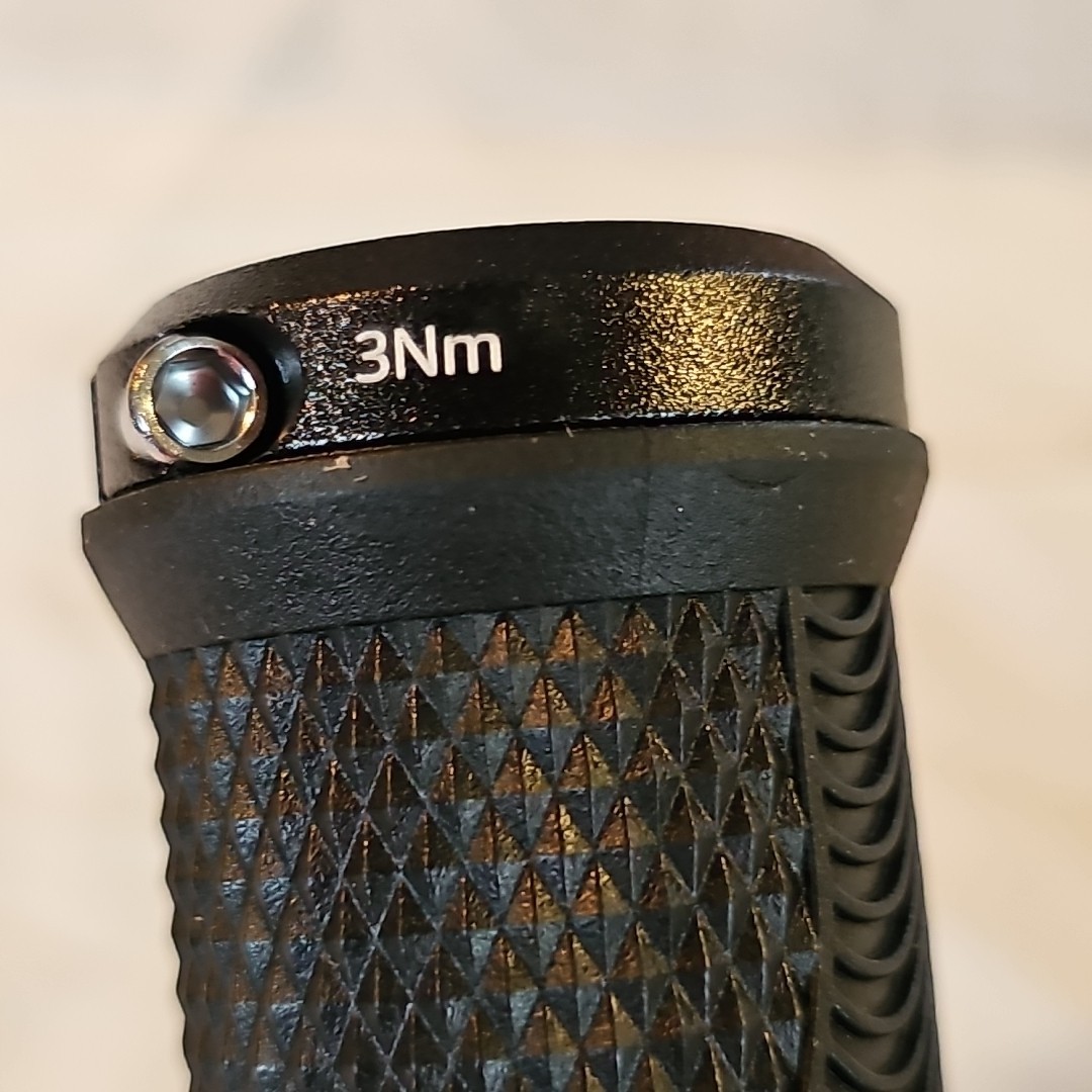 NIB Giant Tactal Pro Single Lock On Grips 132mm Wide on design 35 mm diameter
