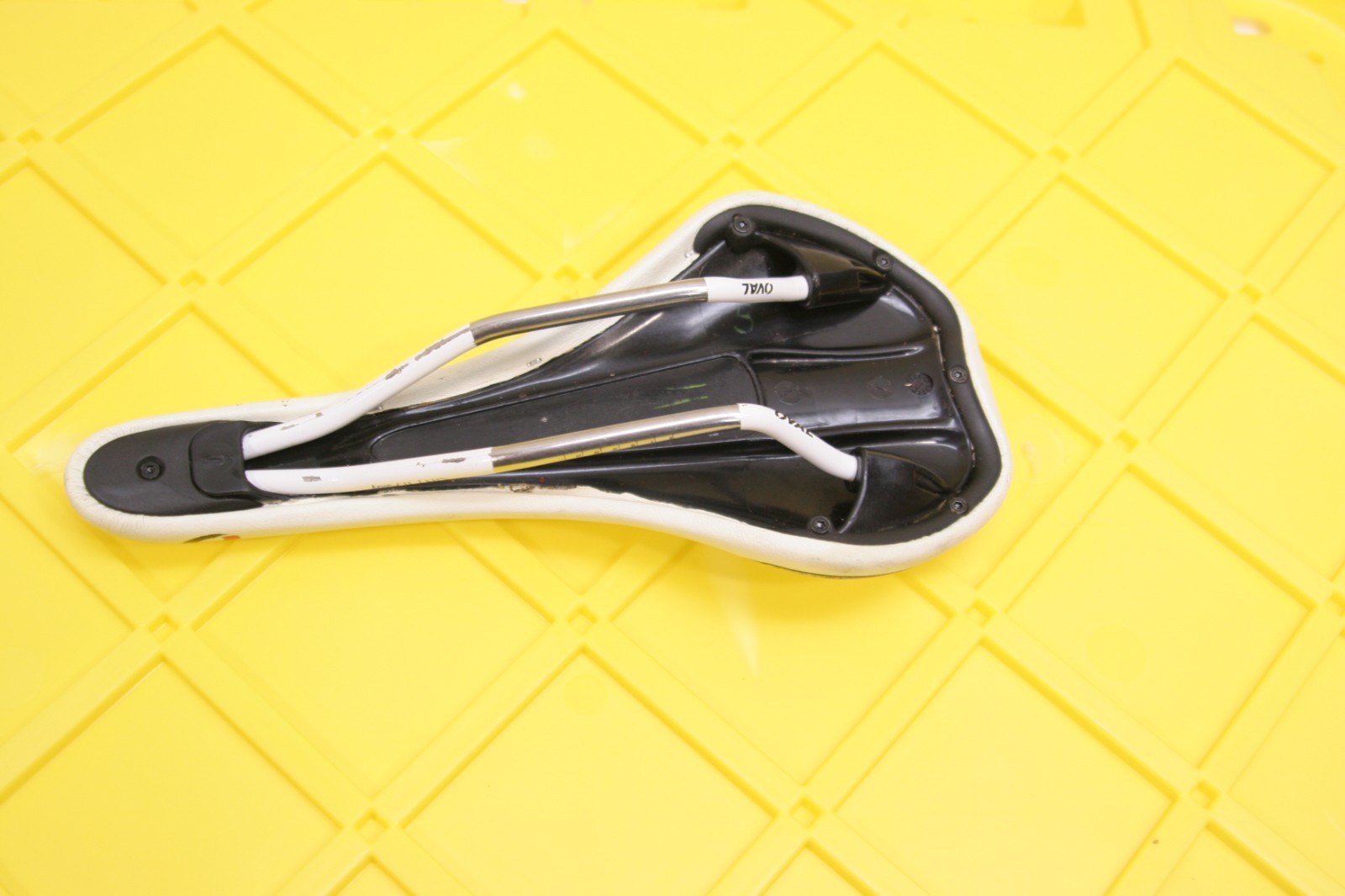 Oval Concepts 600 Saddle 130×280 mm CrN/Ti rails White 601