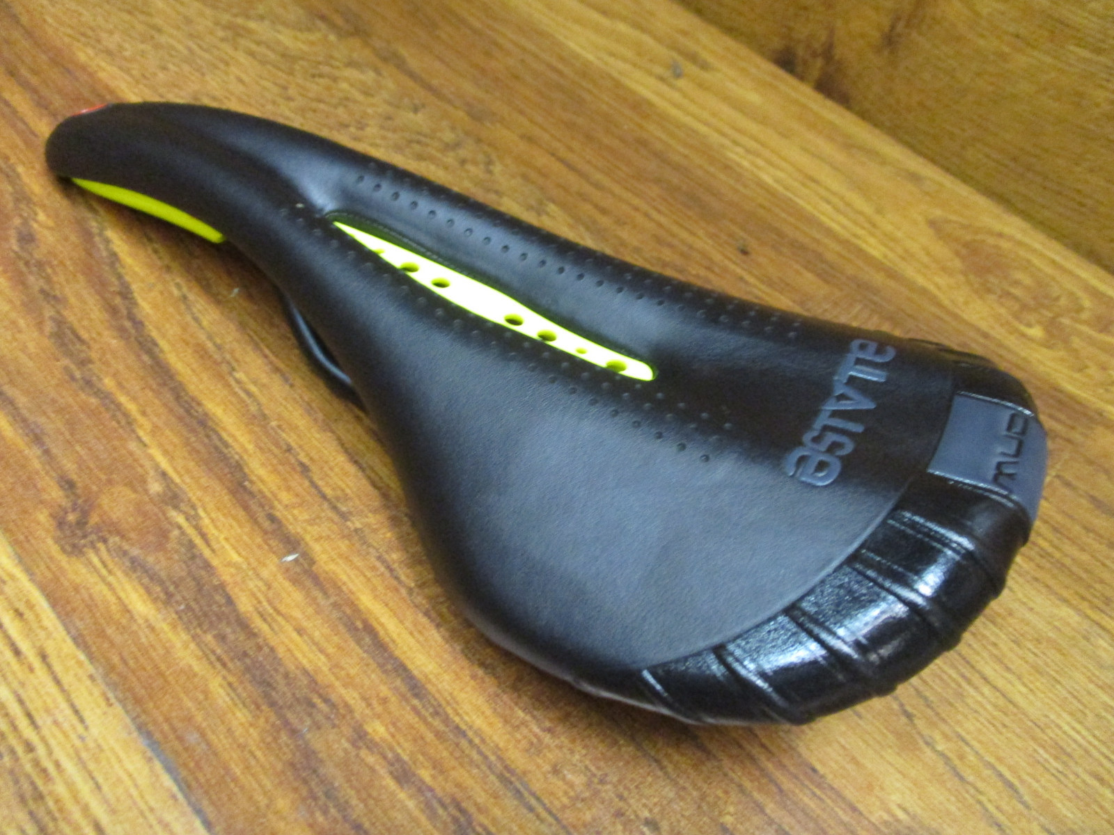 ASTUTE STAR TIANIUM RAILED ROAD RACING SADDLE 130