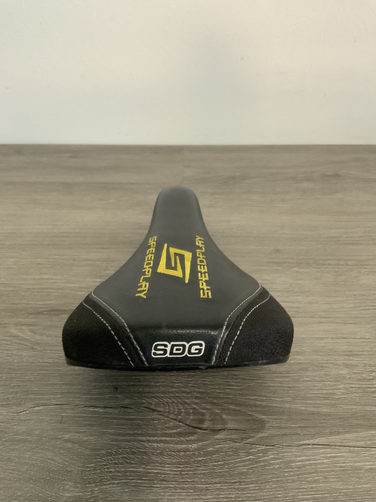SDG GRAN PRIX SADDLE ALUMINUM RAILS 330 GRAMS 135 MM X 285 MM SPEEDPLAY EMBROIDE