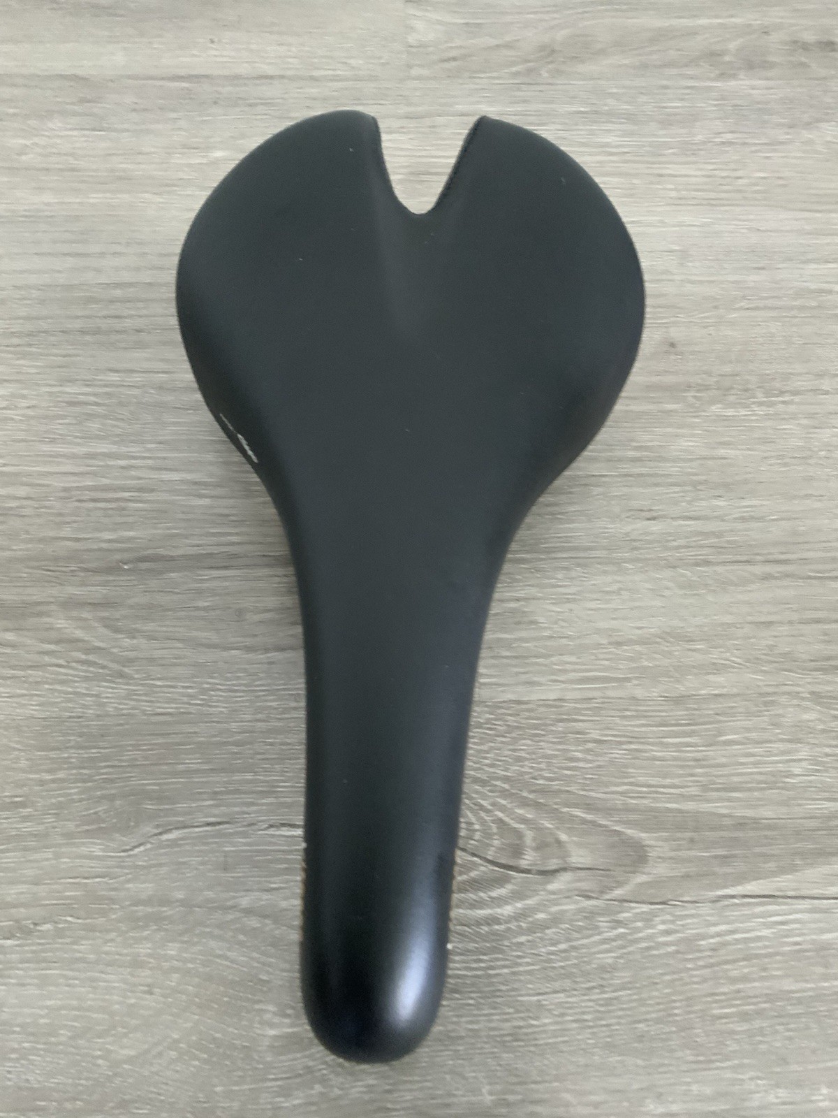 FIZIK VITESSE ROAD BIKE SADDLE 264 GRAMS 150 MM X 280 MM DISPLAY ONLY TITANIUM