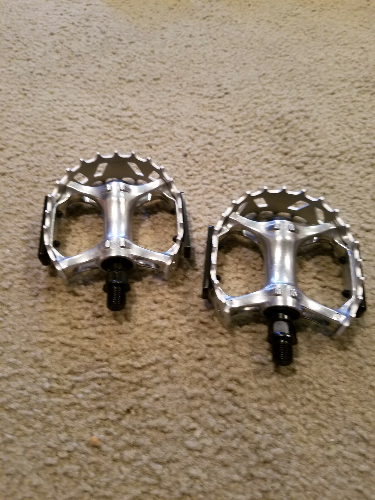 2 NEW BEAR CLAW STYLE BICYCLE PEDALS WITH REFLECTORS ALLOY,1/2″, BMX, CRUSERS