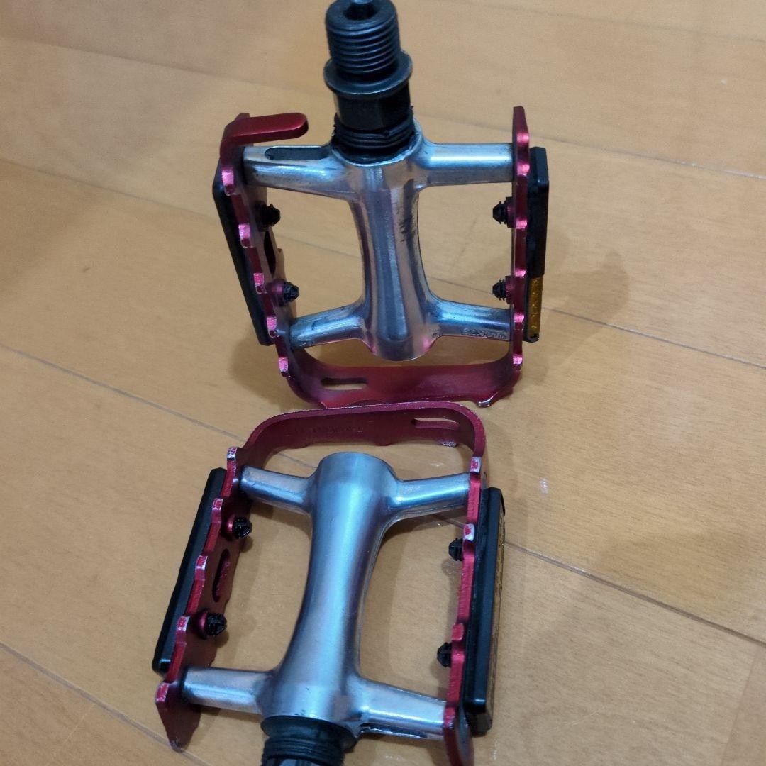 Cross bike red aluminum flat pedals 9/16 inch