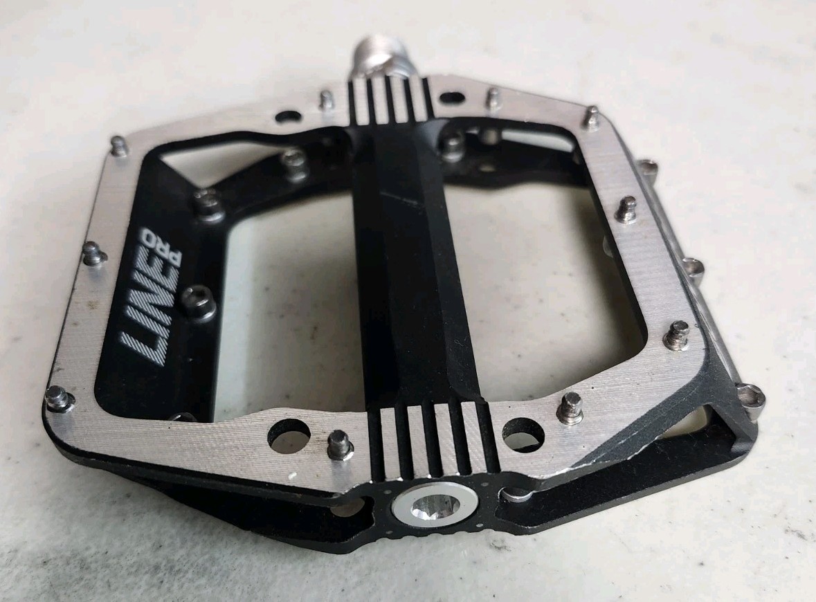 Bontrager Line Pro Flat Pedals, Aluminum, 9/16 spindle, Black Silver