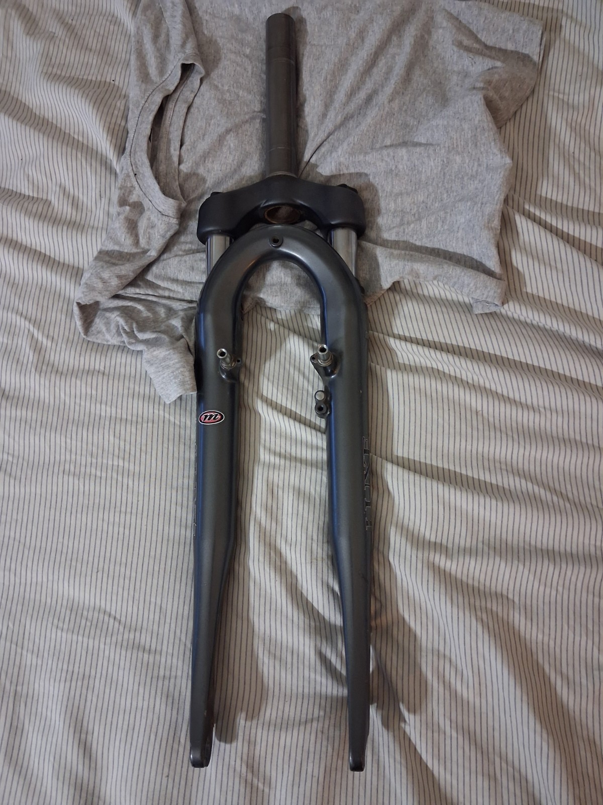 Manitou Luxe Elite Adjustable Suspension Fork 700c /28″ Threadless 1 1/8″