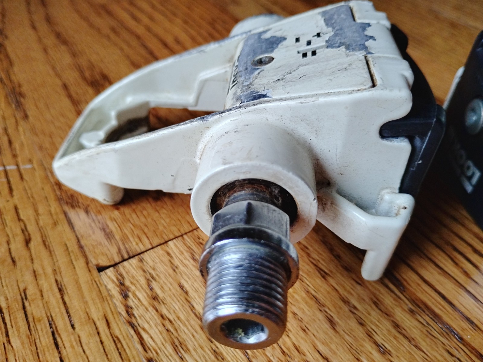 Vintage 1980’s Look Clipless Pedals 9/16″ White