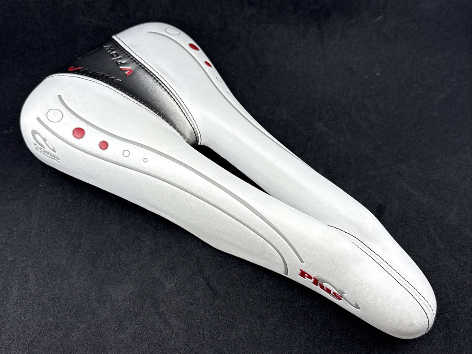 Cobb PLUS White Silver Red 132mm Hollow Cro-Mo Rail Road Cutout Saddle 302 Grams