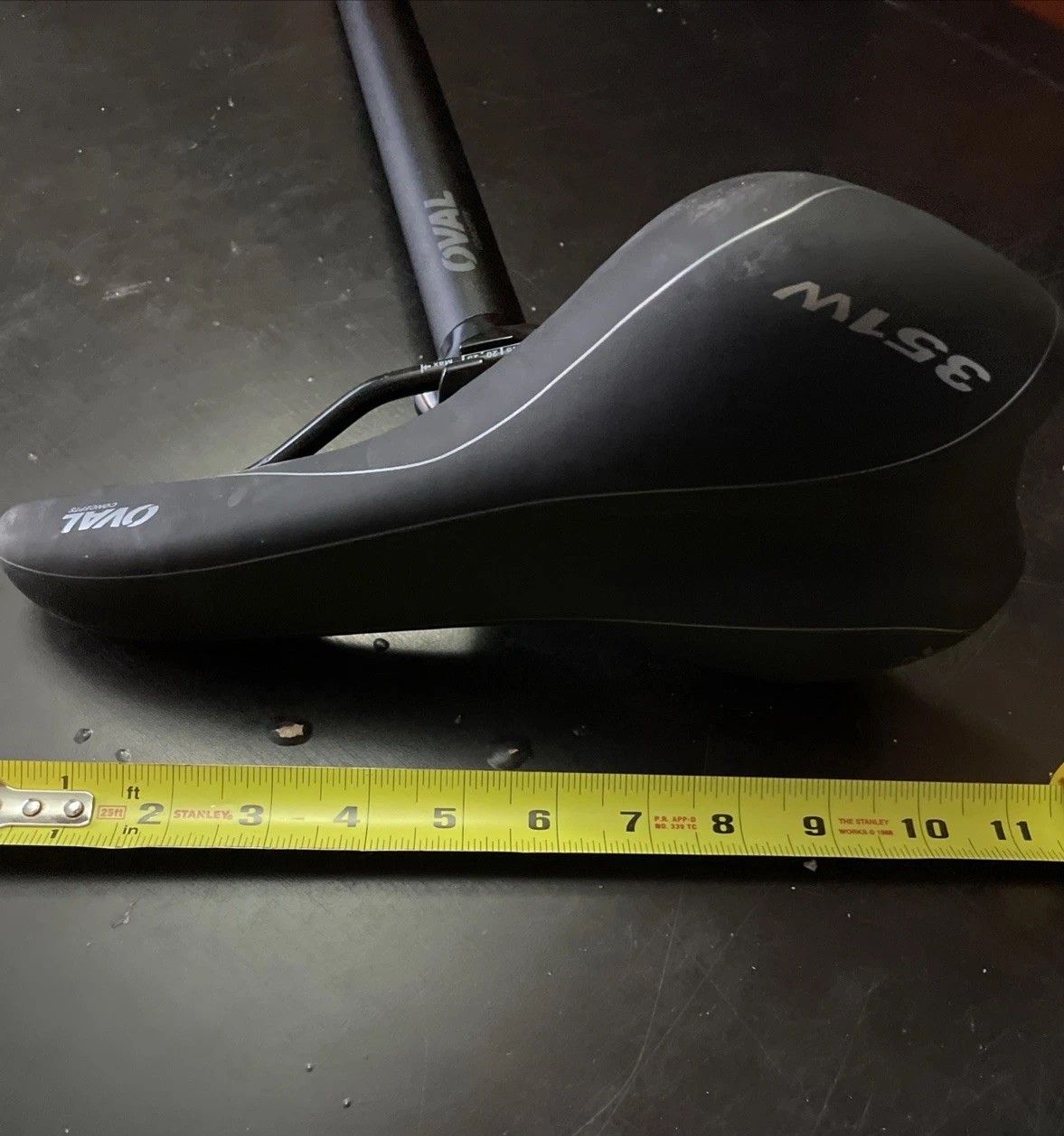 Oval Concepts 100 saddle Blk/Wht 127 x 280 mm – 351w