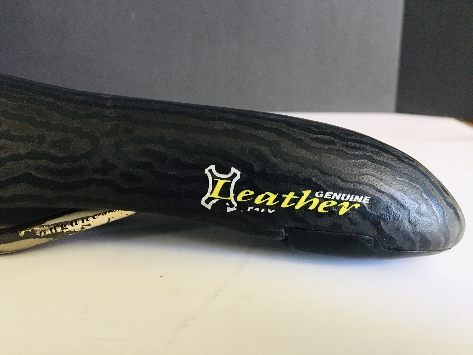 Vuelta Italy Selle Bassano Bike Saddle Textured Leather Manganese Rails
