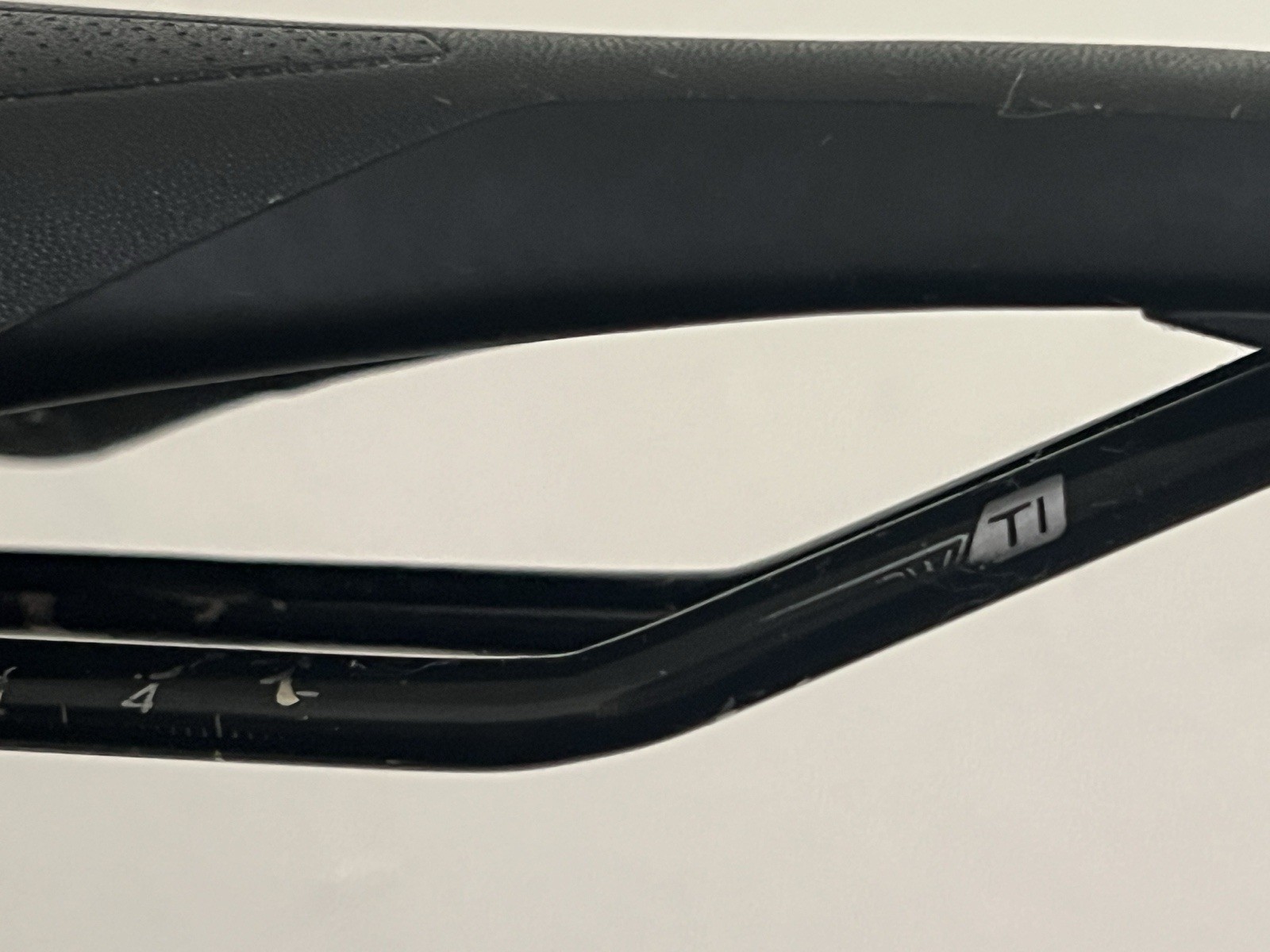 Specialized Henge Black Bike Saddle Seat 143mm, 7×7 Titanium rails