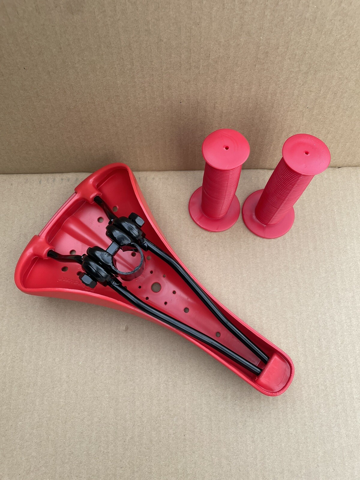 Viscount Dominator BMX Bicycle Seat + Grips Old School Hard Shell saddle GT Red