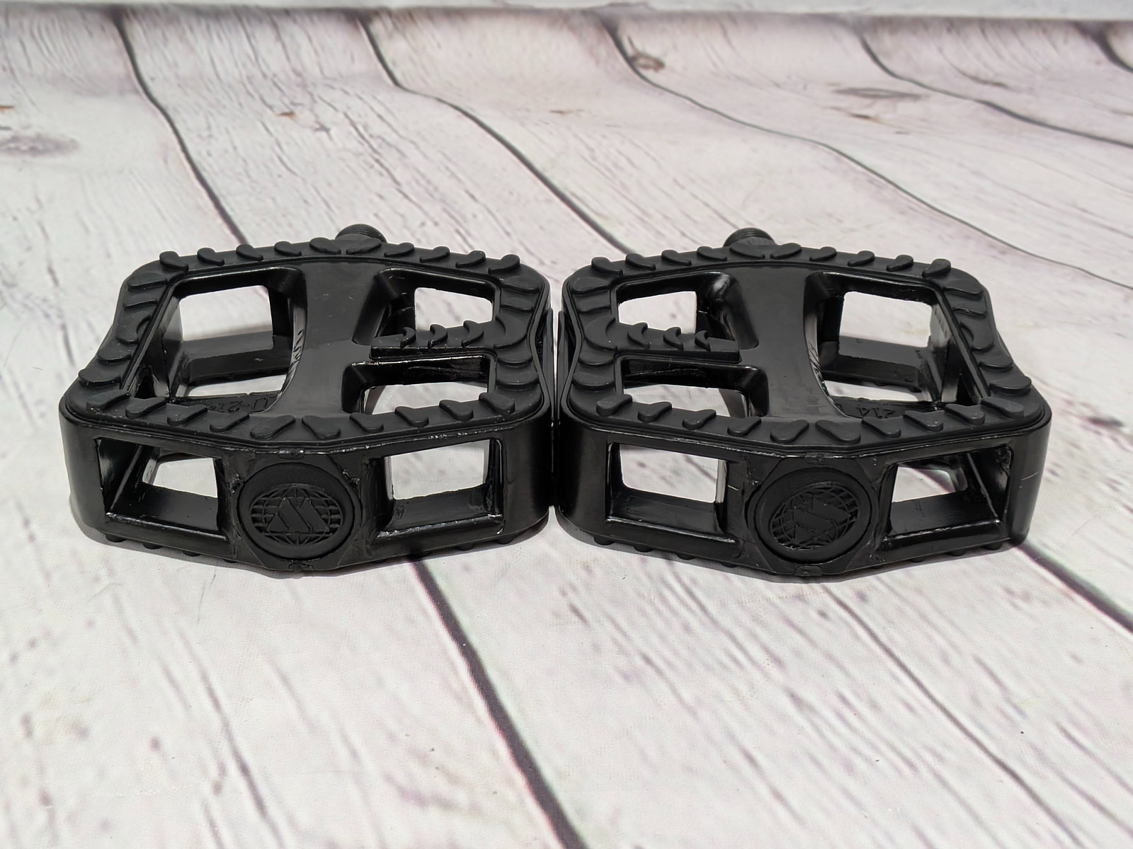 Wellgo LU-214 9/16″ Bike Pedal Set, Black Alloy with Rubber Grips, Reflectors