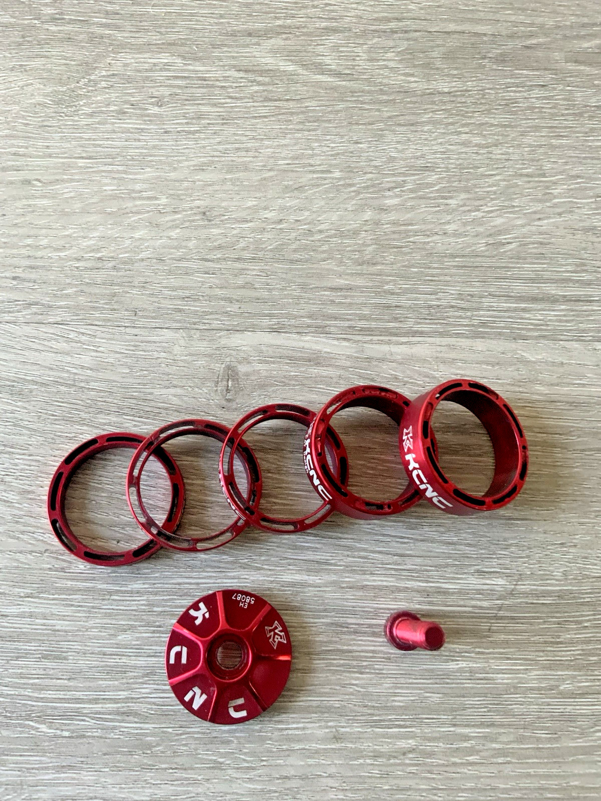 KCNC SPACERS (5) STEM CAP AND STEM BOLT RED 24 GRAMS FITS 1 1/8 INCH TUBE