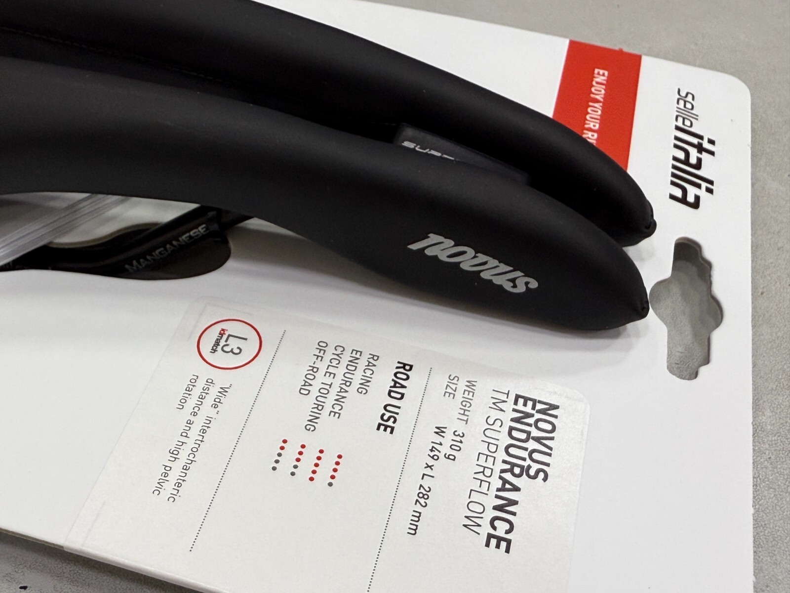 Selle Italia Novus Endurance TM Superflow Manganese Rail Saddle L3 (149x 282mm)